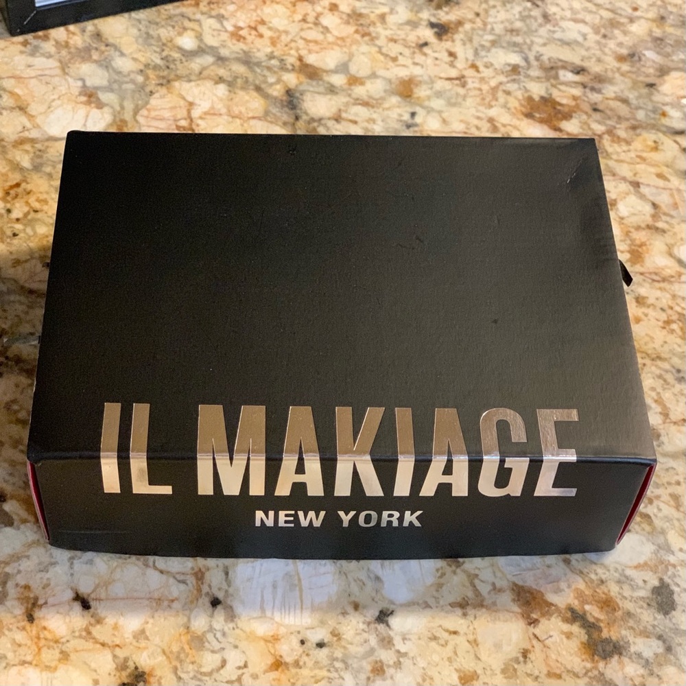 IL Makiage “Woke Up Like This” Foundation - 215